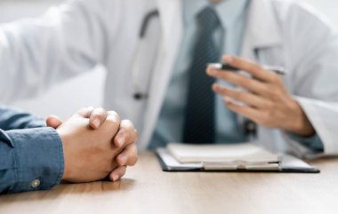 Psikiyatrist hastayı muayene eder ve semptomlar hakkında hastayla konuşur. Hastanedeki en iyi tıbbi hizmet konsepti