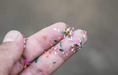 Eldeki mikroplastikler, mikro plastikler, sudaki hava kirliliği mikroplastikleri, yiyecekler