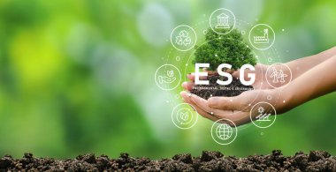 Çevre, sosyal ve yönetim için el yapımı ağaçlar yeşil arka plandaki ağ bağlantıları üzerinde sürdürülebilir ve etik iş dünyasında ESG simgesi kavramı.