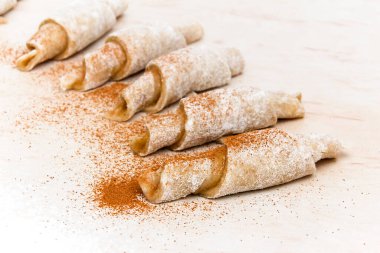 Kruvasan yapmak, tarçınlı Noel çörekleri