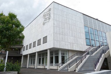 ZURICH, SWitness ZERLAND - 31 Temmuz 2021: İsviçre 'nin Zürih kentindeki yeni yenilenmiş Tonhalle' nin cephesi. Konser salonu ilk olarak 1895 'te açıldı..