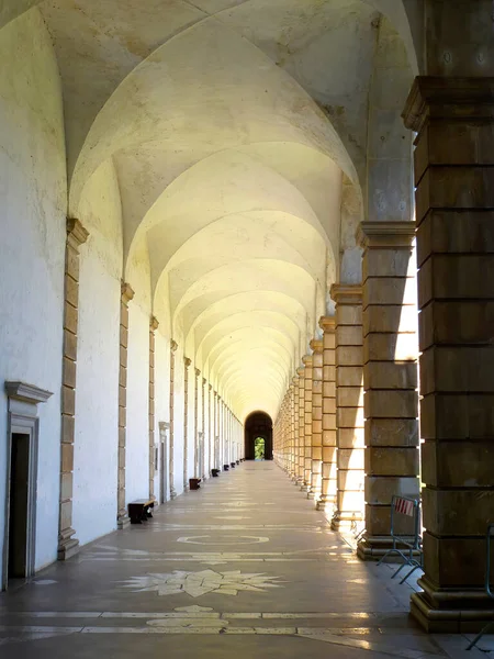 Padula, Salerno, Campania, İtalya - 2 Eylül 2013: Certosa di San Lorenzo di Padula Manastırı 'ndan Portico, Padula, Campania, İtalya