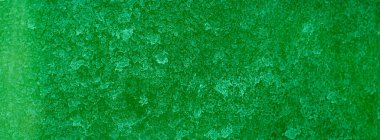 Sert su lekeleri olan yeşil kirli camlar soyut arka plan. Yatay Pankart 