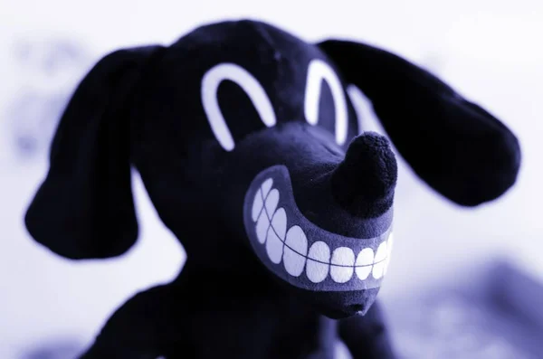 Çizgi film köpekleri yumuşak oyuncakları odaklanmış burunlarıyla, koca ağızlarıyla ve odaklanmış yüzleriyle kapatıyorlar.