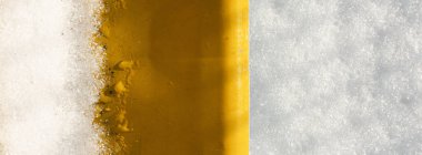 Yatay pankart. Turuncu plastik yüzeyde eriyen kar parlak güneşli bir arka planda. 