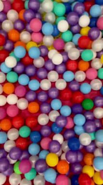 Parlak renkli plastik toplar arka plan dikey