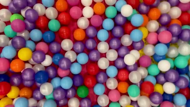 Яскраві Різнокольорові Пластикові Кульки Фону Горизонтальні — стокове відео