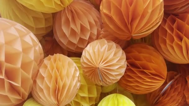 Leuchtend Orange Und Gelb Waben Seidenpapierkugeln Dekoration Hintergrund — Stockvideo