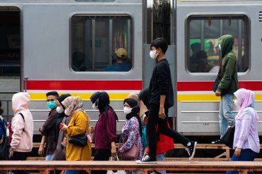 İnsanlar Jakarta, Endonezya 'daki banliyö istasyonunda hala maske kullanıyordu. Endonezya 'daki korona virüsü vakaları düşmeye devam ediyor. 6 Kasım 2021 'de bile, Endonezya' da olumlu vakaların eklenmesi Ocak 2021 'den bu yana görülen en düşük rakamdı..