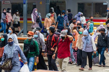 İnsanlar Jakarta, Endonezya 'daki banliyö istasyonunda hala maske kullanıyordu. Endonezya 'daki korona virüsü vakaları düşmeye devam ediyor. 6 Kasım 2021 'de bile, Endonezya' da olumlu vakaların eklenmesi Ocak 2021 'den bu yana görülen en düşük rakamdı..