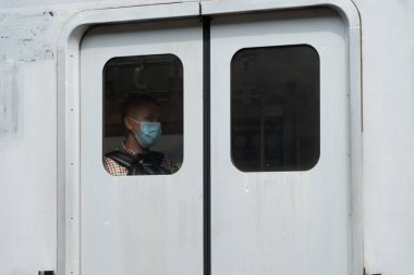 İnsanlar Jakarta, Endonezya 'daki banliyö istasyonunda hala maske kullanıyordu. Endonezya 'daki korona virüsü vakaları düşmeye devam ediyor. 6 Kasım 2021 'de bile, Endonezya' da olumlu vakaların eklenmesi Ocak 2021 'den bu yana görülen en düşük rakamdı..