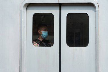 İnsanlar Jakarta, Endonezya 'daki banliyö istasyonunda hala maske kullanıyordu. Endonezya 'daki korona virüsü vakaları düşmeye devam ediyor. 6 Kasım 2021 'de bile, Endonezya' da olumlu vakaların eklenmesi Ocak 2021 'den bu yana görülen en düşük rakamdı..