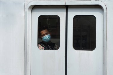 İnsanlar Jakarta, Endonezya 'daki banliyö istasyonunda hala maske kullanıyordu. Endonezya 'daki korona virüsü vakaları düşmeye devam ediyor. 6 Kasım 2021 'de bile, Endonezya' da olumlu vakaların eklenmesi Ocak 2021 'den bu yana görülen en düşük rakamdı..
