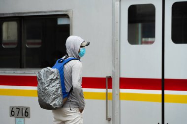 İnsanlar Jakarta, Endonezya 'daki banliyö istasyonunda hala maske kullanıyordu. Endonezya 'daki korona virüsü vakaları düşmeye devam ediyor. 6 Kasım 2021 'de bile, Endonezya' da olumlu vakaların eklenmesi Ocak 2021 'den bu yana görülen en düşük rakamdı..