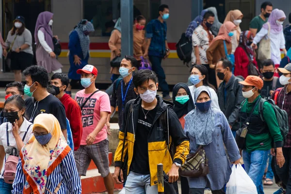 Nsanlar Jakarta Endonezya Daki Banliyö Istasyonunda Hala Maske Kullanıyordu Endonezya — Stok fotoğraf