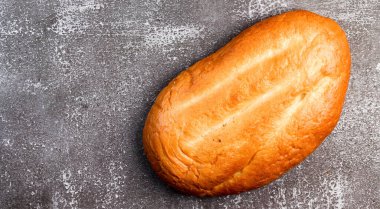 Koyu arkaplanda ev yapımı beyaz ekmek. Üst manzara, düz uzanma