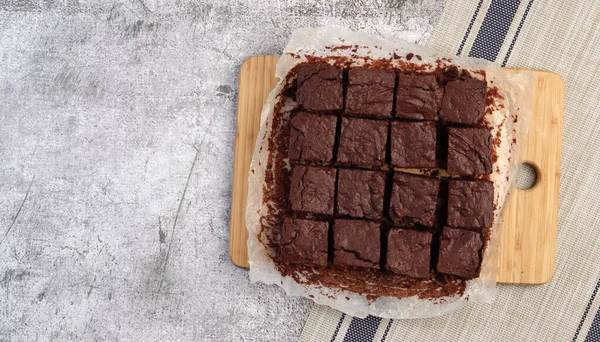 Brownies Caseros Sobre Una Tabla Madera Corte Rectangular Sobre Fondo — Foto de Stock