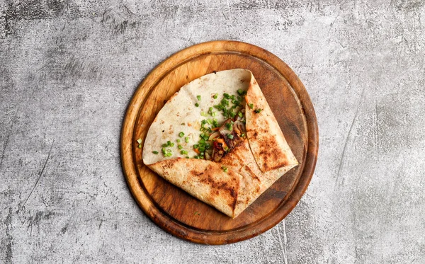 Sanduíche Shawarma Com Ingredientes Uma Tábua Redonda Corte Madeira Fundo — Fotografia de Stock