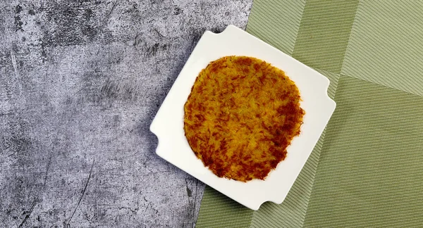 Kartoffelpuffer Auf Einem Weißen Quadratischen Teller Auf Dunklem Hintergrund Draufsicht — Stockfoto