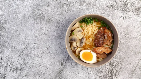 Ramen Japonés Con Vientre Cerdo Champiñones Huevos Marinados Tazón Sobre — Foto de Stock