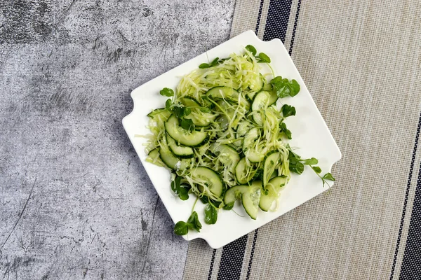 Salade Concombre Chou Aux Herbes Sur Une Assiette Carrée Blanche — Photo