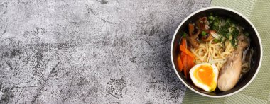 Mantarlı makarna ve arka planda bir kasede tavuk. Üst manzara, düz uzanma