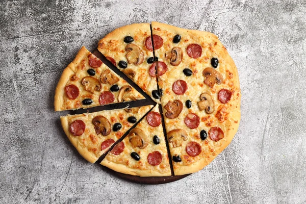 Domowej Roboty Grzyby Pizza Białym Sosem Mozzarella Oliwki Pepperoni Pokrojone — Zdjęcie stockowe