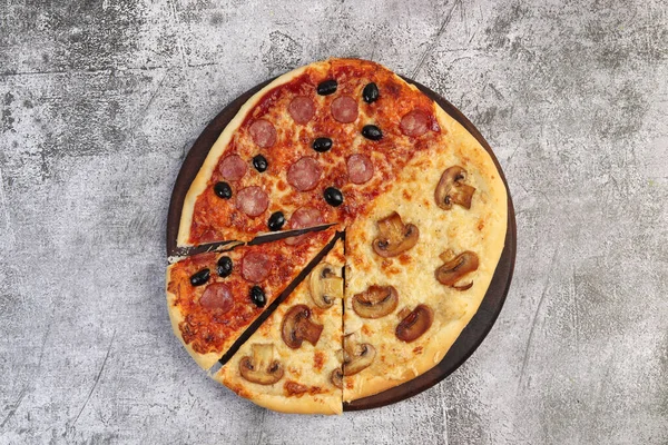 Pizza Pół Salami Oliwkami Kolejny Grzyby Serem Pokrojone Okrągłej Drewnianej — Zdjęcie stockowe