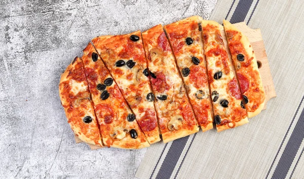 Plasterek Rzymskiej Pizzy Serem Kiełbasą Grzybami Oliwkami Pomidorami Kwadratowej Drewnianej — Zdjęcie stockowe