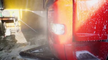 Kamyonun önü su manzaralı bir duş.