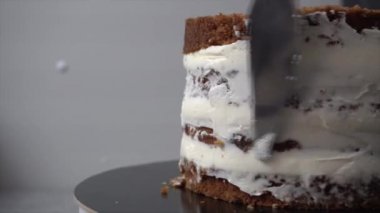 Beyaz krem peynir havuçlu kekin kenarına uygulanır.