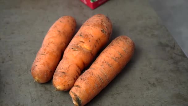 Hand Svart Handske Kräver Tre Oskalade Morötter — Stockvideo