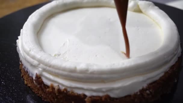 Caramel Descend Sac Pâtisserie Sur Gâteau Éponge Crème Blanche — Video
