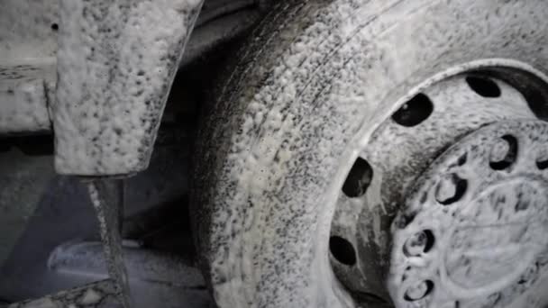 Skum Droppar Från Det Stora Hjulet Lastbilen — Stockvideo