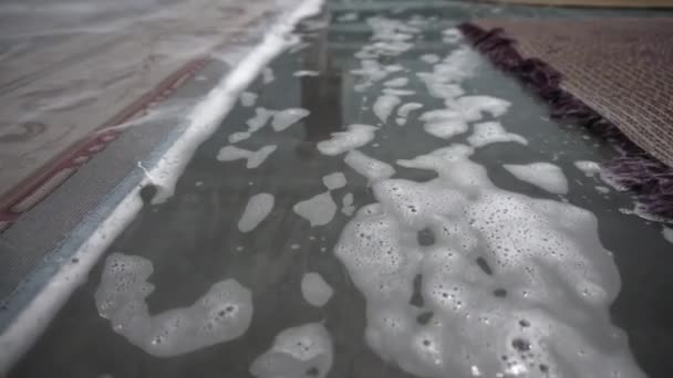 Αφρός Ροή Νερού Μεταξύ Χαλιών — Αρχείο Βίντεο