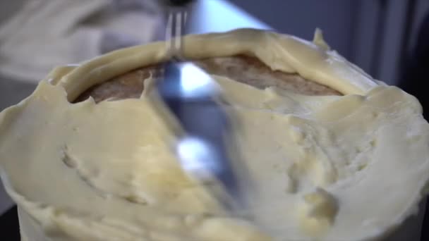 Cima Alla Torta Viene Spalmato Con Crema Cioccolato Bianco — Video Stock