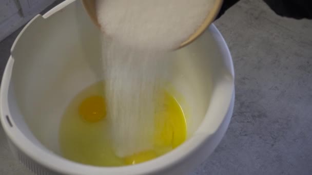 砂糖は 音と卵に容器に注ぎます — ストック動画
