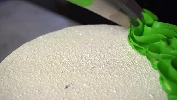 Crema Verde Viene Applicata Sulla Parte Superiore Della Torta Utilizzando — Video Stock