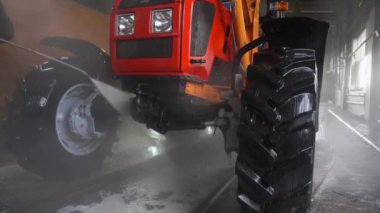Traktörün ön kısmı güçlü bir su akıntısıyla yıkanmış.