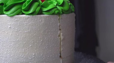 Bitmiş havuçlu kekten bir parça kes. Yakın çekim görünümü