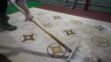 Adam köpük temizledikten sonra halıdaki suyu yıkar.