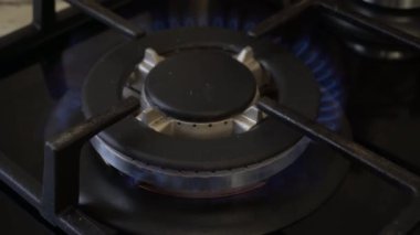 Gaz halkası bir sesle yanıyor, ucunda bir tava var.