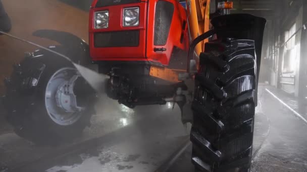 Het Voorste Deel Van Trekker Wordt Gewassen Met Een Sterke — Stockvideo