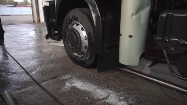 Camión Sale Del Garaje Rueda Riega Con Agua Durante Conducción — Vídeo de stock