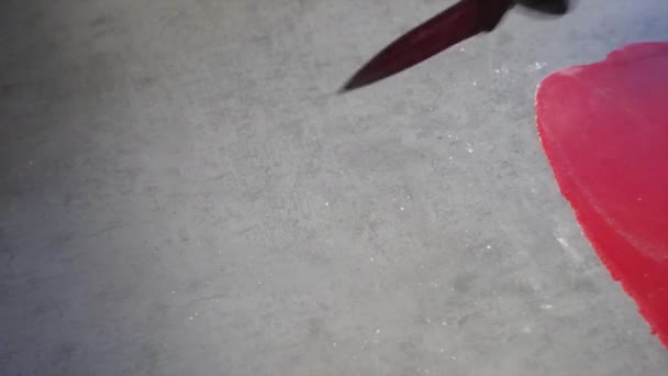 ナイフで赤いマスチックの層に線を切断している — ストック動画