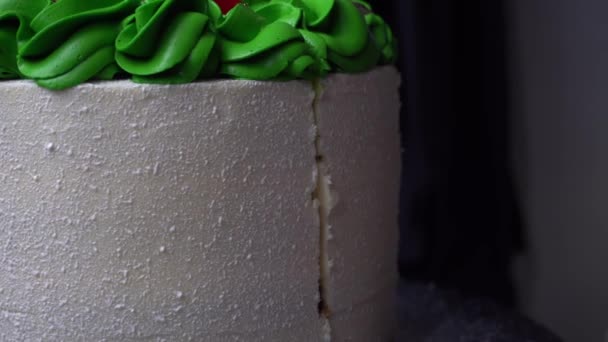 ケーキの白い部分から一枚切りました クローズアップ サイドビュー — ストック動画