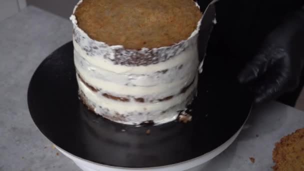 高いケーキの側面は輪の中でクリームで汚れます 上からの眺め — ストック動画