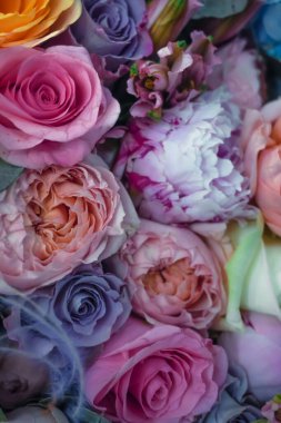 Bir sürü parlak çiçeğin olduğu büyük bir buket..