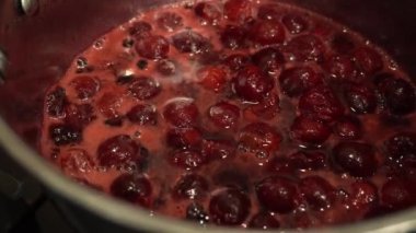 Pasta için kiraz konfezi tencerede kaynatılır. Yakın plan.