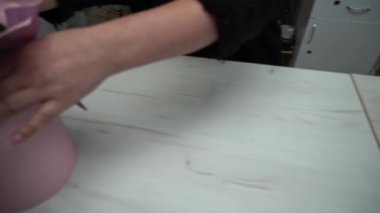 Çiçekli sünger bir kutuya konur. Kutuda bir buket